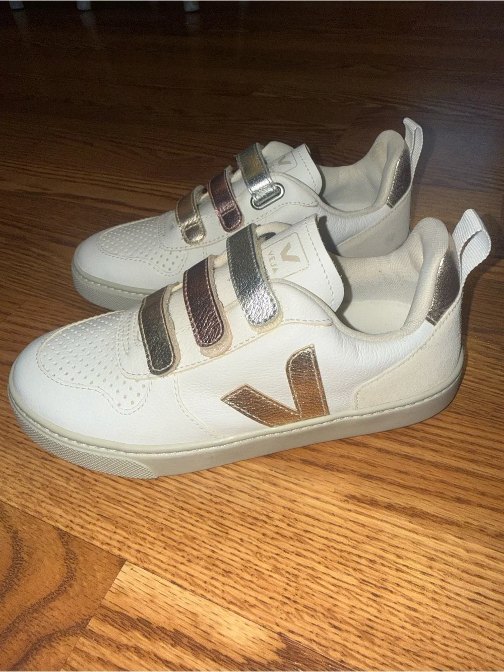 Veja classic white
